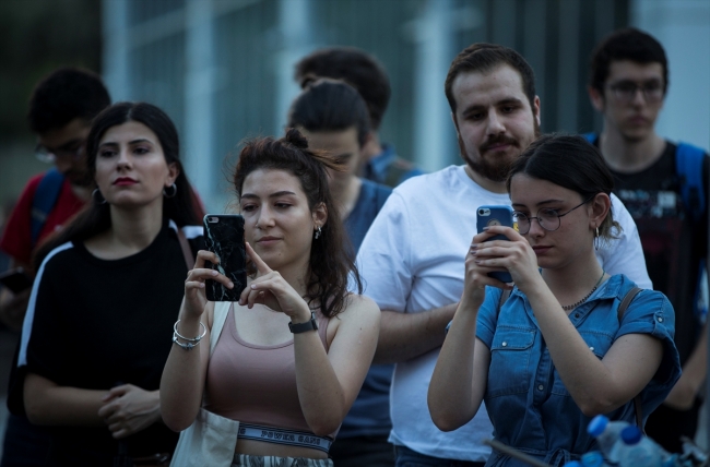 CHP’liler parti genel merkezinin önünde oturma eylemi yaptı